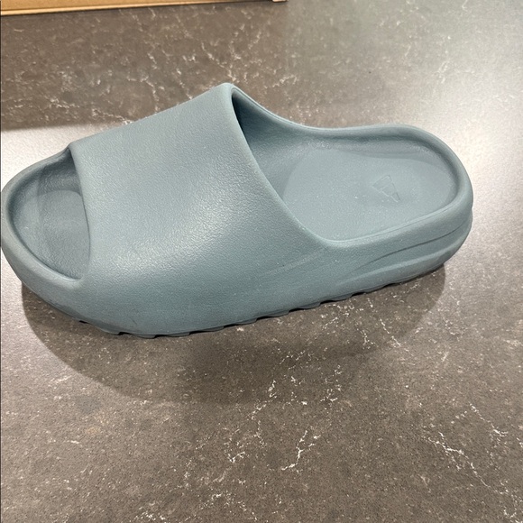 Yeezy Kids Slippers in Slate Gray